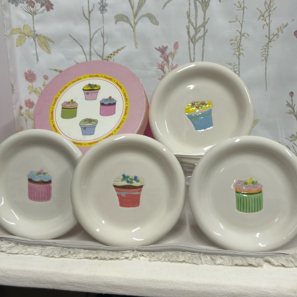 BIA Cordon Bleu  set of 4 embossed cup cake dessert plate